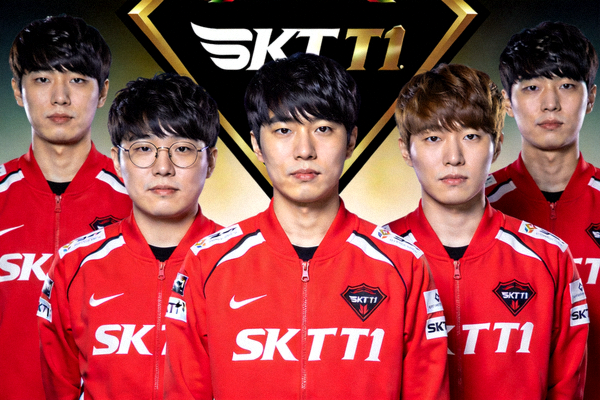 SKT T1英雄联盟战队团队合影，队员身穿红色队服